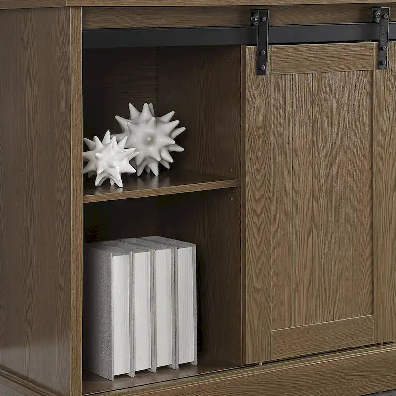 Mobile porta TV da 60" in stile fattoria, con ante scorrevoli in stile fienile, per TV fino a 65", ripiani in MDF, 2 contenitori in tessuto, gestione dei cavi, intrattenimento