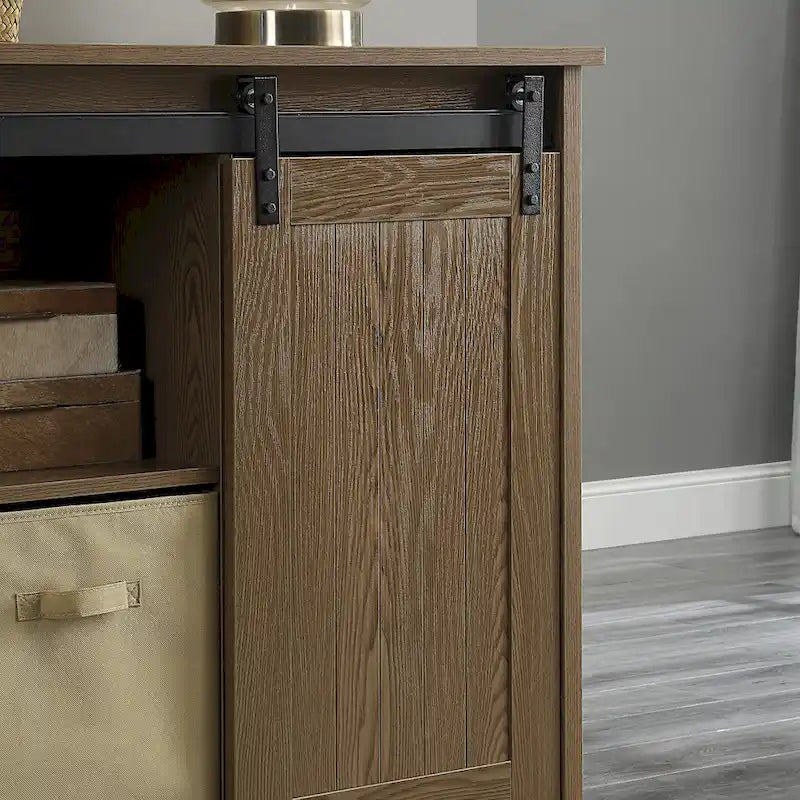 Mobile porta TV da 60" in stile fattoria, con ante scorrevoli in stile fienile, per TV fino a 65", ripiani in MDF, 2 contenitori in tessuto, gestione dei cavi, intrattenimento