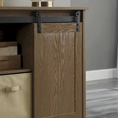 Mobile porta TV da 60" in stile fattoria, con ante scorrevoli in stile fienile, per TV fino a 65", ripiani in MDF, 2 contenitori in tessuto, gestione dei cavi, intrattenimento