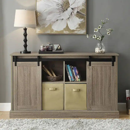 Mobile porta TV da 60" in stile fattoria, con ante scorrevoli in stile fienile, per TV fino a 65", ripiani in MDF, 2 contenitori in tessuto, gestione dei cavi, intrattenimento